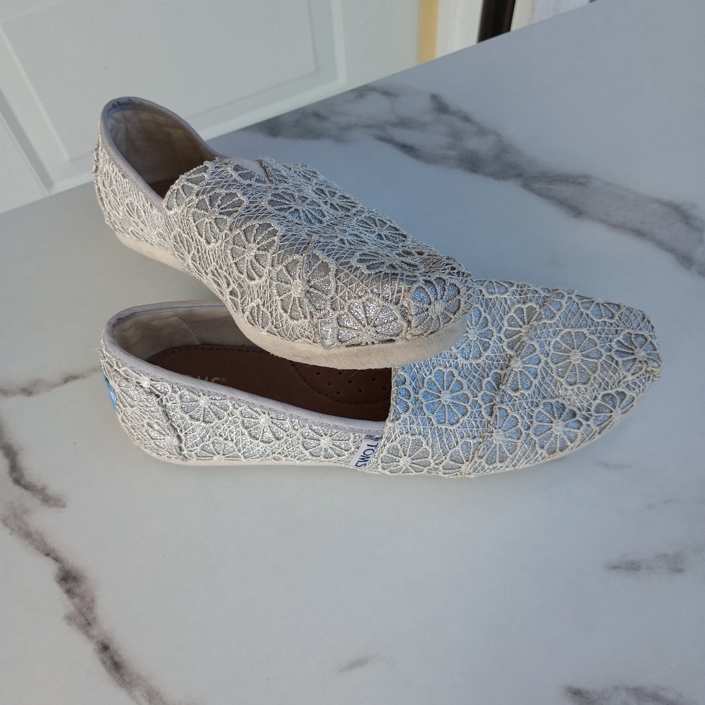 Toms White Floral Flats with Intricate Detailing - Picture 1 of 7